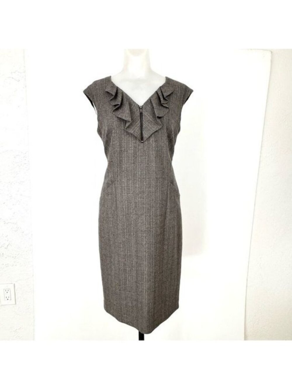 Classiques Entier gray wool sheath dress V-neck sleeveless size 8